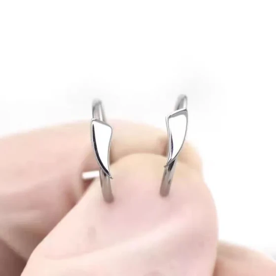 Stainless steel polished fashionable and trendy personalized fang crescent-shaped lip ring lip accessory