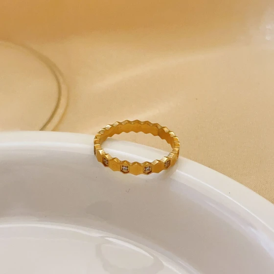 Diamond-shaped honeycomb sparkling diamond gold titanium steel ring for women, niche, non-fading, light luxury couple's ring, new index finger ring