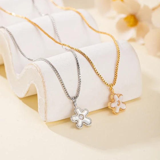 Five-leaf flower necklace accessory for women, niche light luxury with a high-end feel, elegant pendant collarbone chain