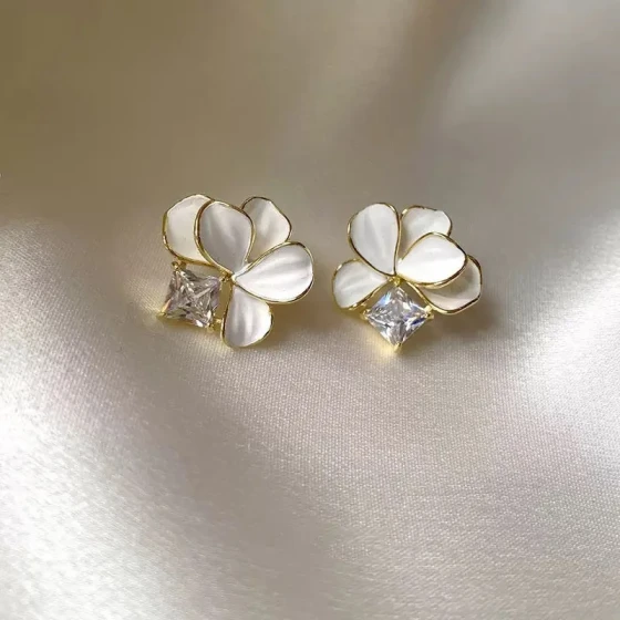Straight white and green camellia earrings, high-end luxury earrings, fashionable and versatile camellia ear accessories
