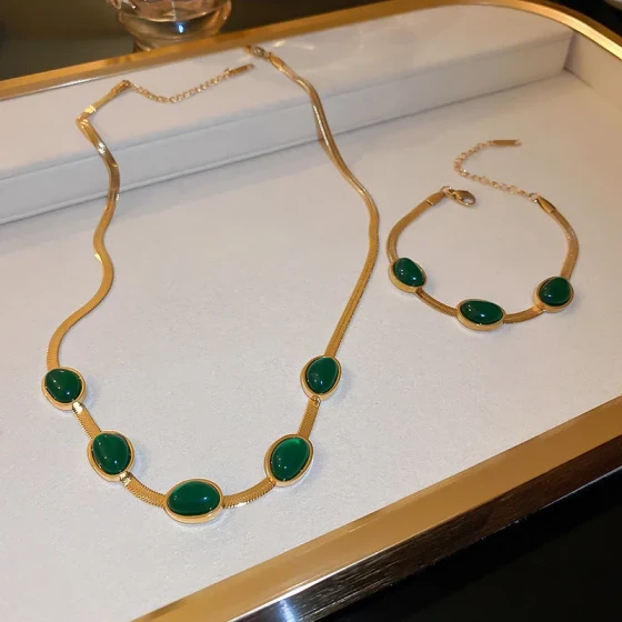 Vintage Light Luxury Emerald Blade Chain Titanium Steel Necklace for Women, High-End Design Niche Clavicle Chain Neck Accessory