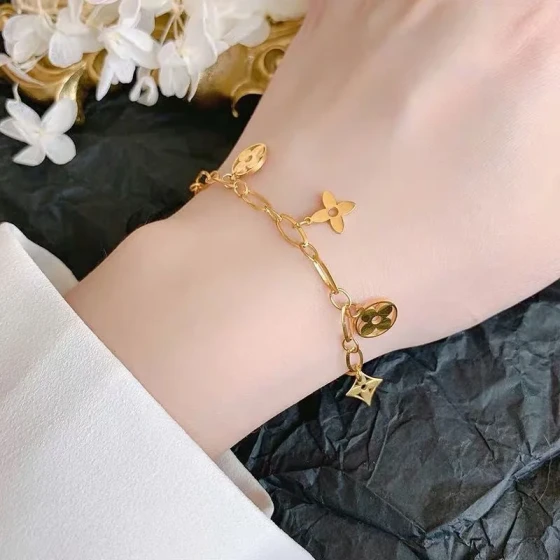 Titanium Steel gold Hollow Four-Leaf Clover Tassel Bracelet for Women, Non-Fading, Japanese and Korean Fashion, Diamond-Shaped Vintage Flower Hand Jewelry