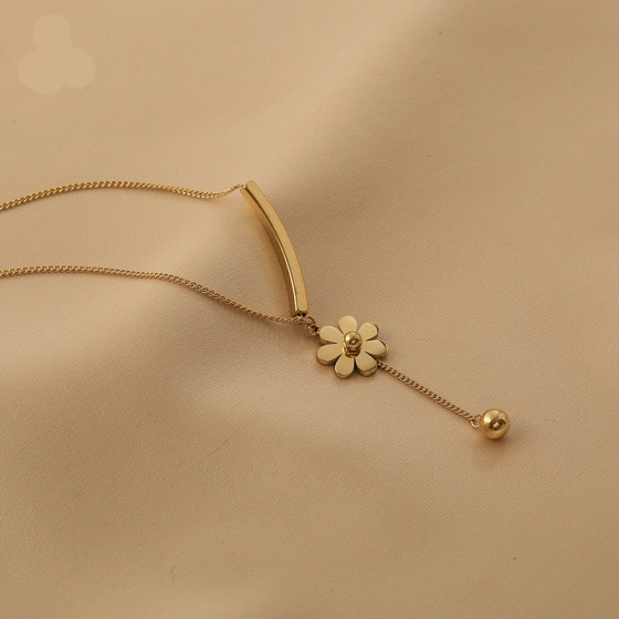 Floral Daisy Necklace for Women, Light Luxury Niche Design, Titanium Steel, Non-Fading Flower Clavicle Chain, Fashionable Trendy Neck Chain