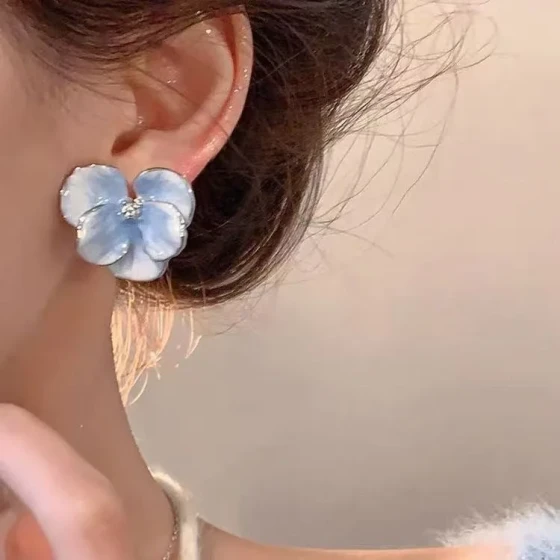 Super fairy-like oil painting blue flower earrings, popular style of the year, fresh and sweet stud earrings, niche forest-style earrings