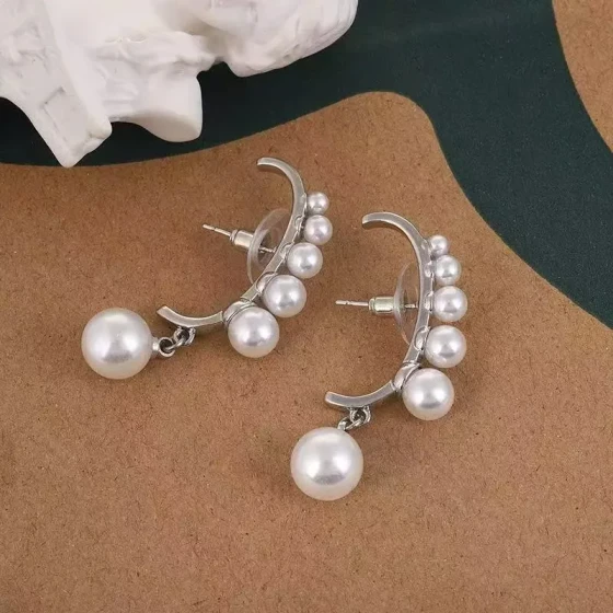 Celebrity-style Baroque Pearl Earrings Unique design earrings with a distinctive charm Korean-style elegant and sweet earrings for girls