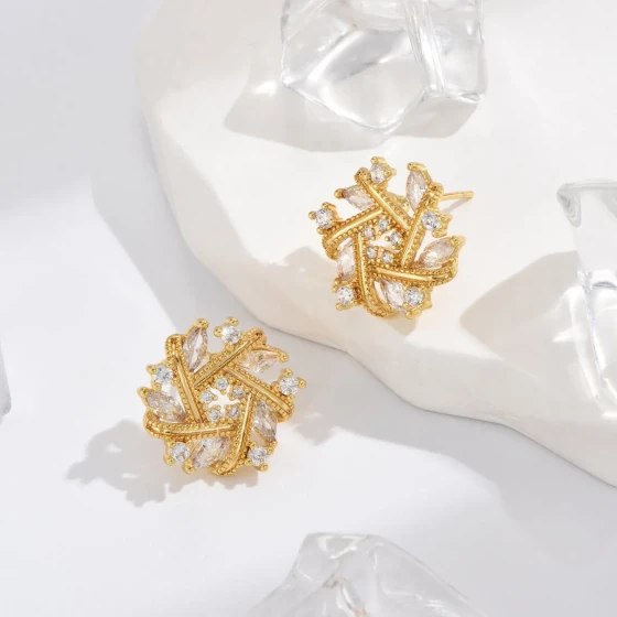 Korean-style fashionable and sweet petal earrings for women, fresh and natural, simple, compact, and versatile ear accessories