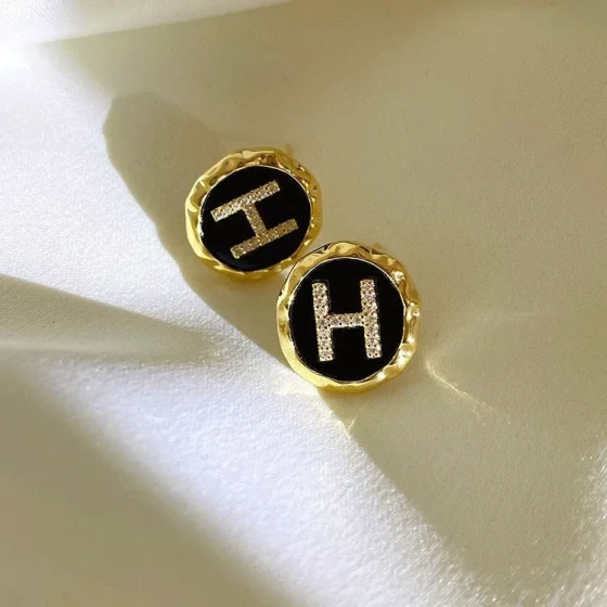 Ear Clip H Letter earrings with a unique and stylish vibe, trendy clip-on earrings for those without pierced ears, versatile and sophisticated women's earrings