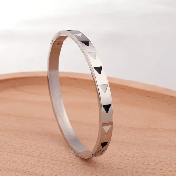 Titanium steel bracelet, fashionable and unique, oil-drip triangular bracelet for girls, high-end, simple design, non-fading wristband