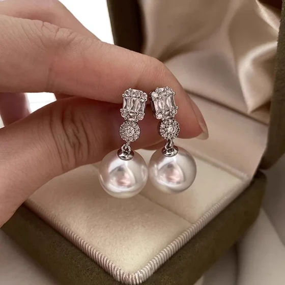 French-style high-end sparkling diamond pearl earrings for women, fashionable Princess Diana style studs, light luxury niche design ear accessories