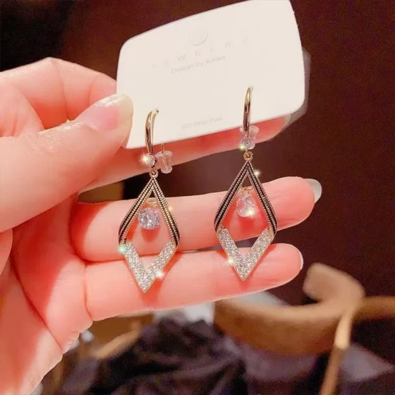 Elegant geometric Korean-style diamond-shaped crystal earrings, Korean fashion trendy internet celebrity earrings with silver studs