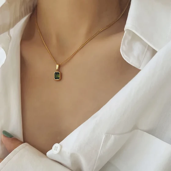 Trendy influencer minimalist emerald pendant necklace for women, niche design, light luxury, high-end feel, collarbone sweater chain