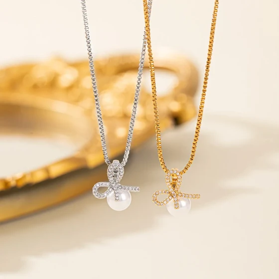 Fashionable and Luxurious Hollow Bowknot Imitation Pearl Necklace for Women, Unique and Elegant Collarbone Chain