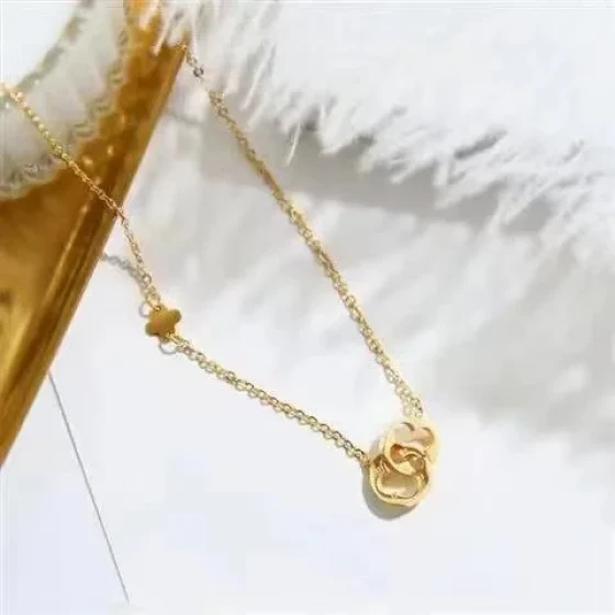 Korean-style simple and unique double-ring four-leaf clover titanium steel necklace for women, short collarbone chain18K Rose gold accessories