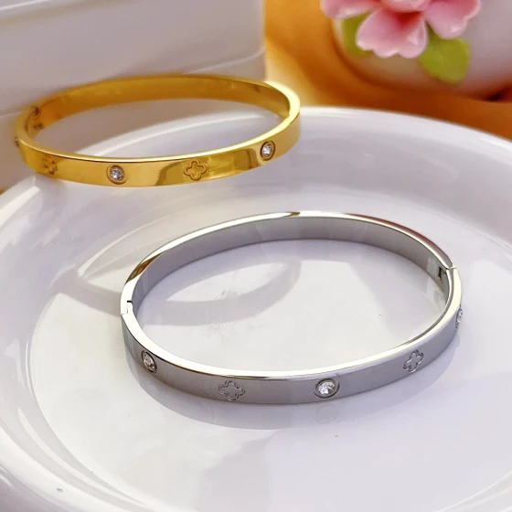 Women's fashion bracelet with four-leaf clover and plum blossom design, stainless steel inlaid with diamonds, elegant and stylish titanium steel bracelet jewelry