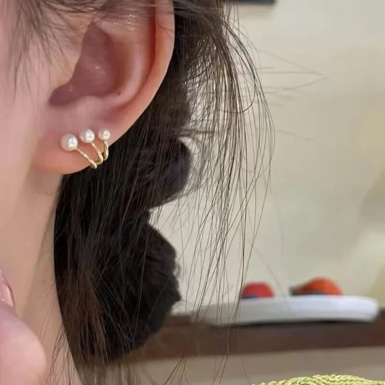Minimalist claw pearl earrings for women, light luxury niche design, summer stud earrings, new trendy hot-selling ear accessories