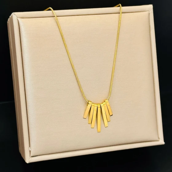 New simple fan-shaped minimalist collarbone chain, trendy titanium steel jewelry for women with a unique and stylish vibe