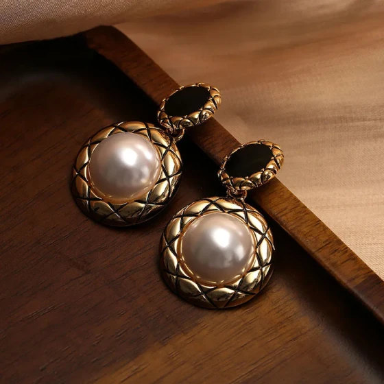 Korean retro high-end round geometric earrings, stylish and unique pearl earrings, black oil-drip earrings for women