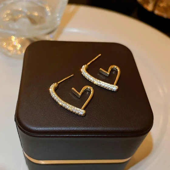 Heart-shaped earrings for women, light luxury niche design, high-end earrings, new trendy style, elegant hoop earrings, simple ear accessories