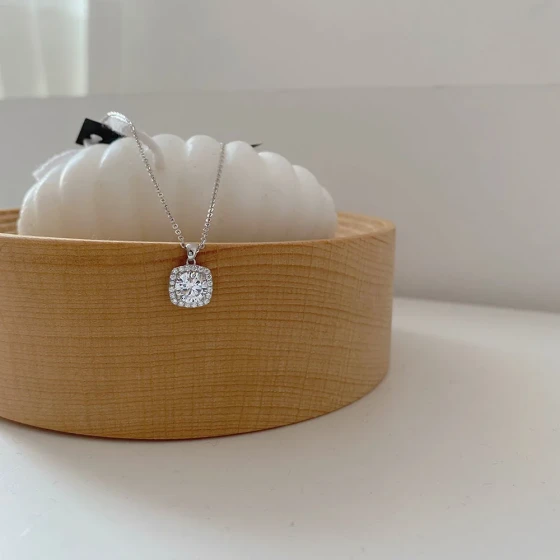White Shimmer Small Cube Titanium Steel Necklace, Women's Fashionable Internet Celebrity Light Luxury Versatile Simple Pendant Necklace, Niche Accessory