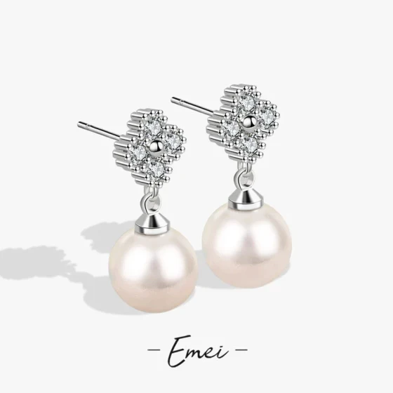 Classic sparkling diamond light-luxury four-leaf clover delicate small flower pearl earrings, light-luxury fashion with a high-end feel, versatile earrings