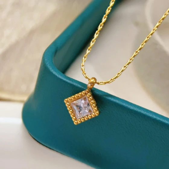 Square-shaped pendant jewelry with unique and trendy design, noble and elegant, silver inlaid with zircon, zircon collarbone chain, fashionable