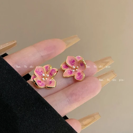 New fashionable and sweet enamel flower earrings from Dongdaemun, South Korea, with a unique and high-value design, popular with internet celebrities, with silver studs