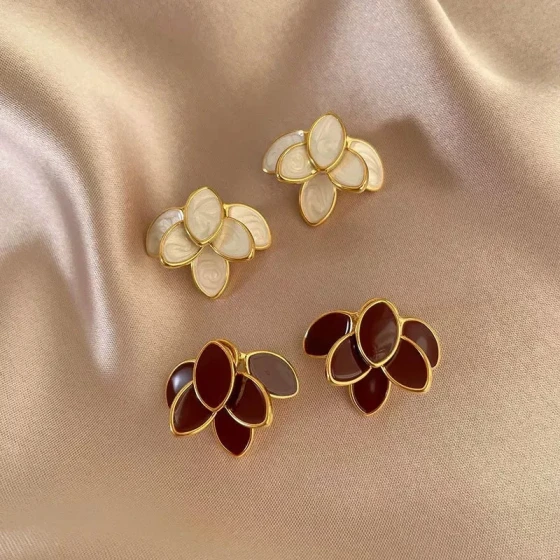 French-style vintage three-dimensional leaf earrings, niche design, hanging earrings, elegant, fashionable, high-end floral ear accessories