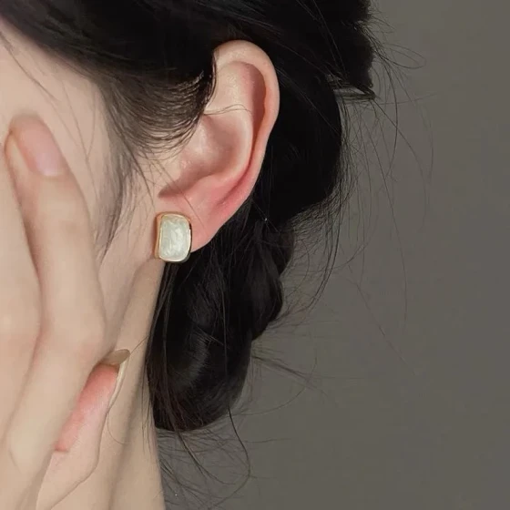Versatile and fashionable cat's eye stone curved earrings for women, simple and unique French-style daily creative non-pierced ear clips, triangular design