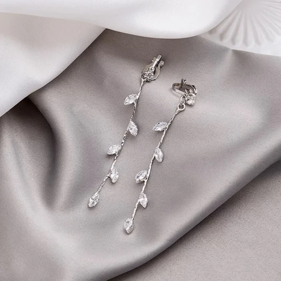 Elegant diamond-studded earrings and ear clips in the same style as popular influencers' pieces, for women without pierced ears, long earrings that make the face look slimmer, with tassels an