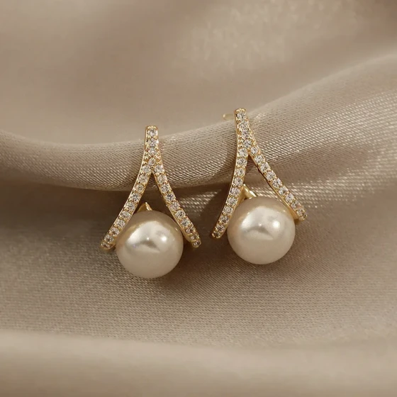 Diamond-embellished exquisite pearl stud earrings, fashionable and versatile earrings, niche, gentle, simple, and elegant new style earrings2025Popular