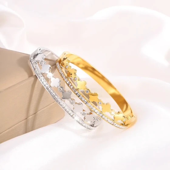 Popular electroplating18K Titanium steel bracelet, fashionable diamond-encrusted four-leaf clover, light luxury, high-end, non-fading, best friend bracelet