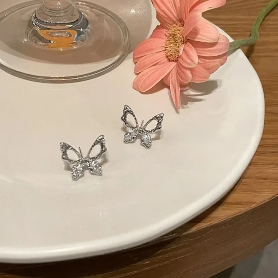 Simple and elegant butterfly earrings for women, versatile and trendy, same style as popular online, light luxury niche ear accessories