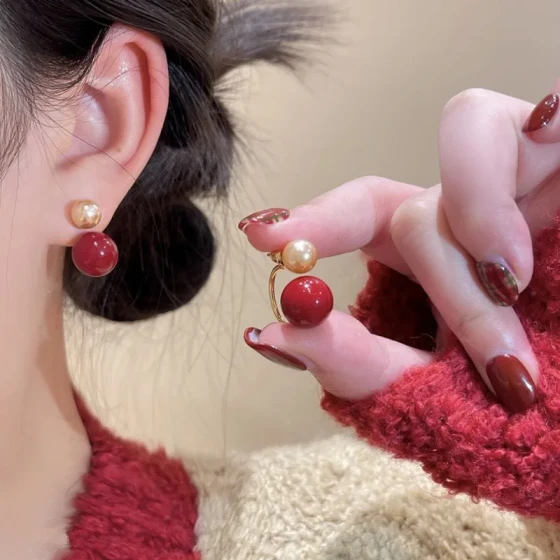 A Korean two-piece pearl earring set with a niche design, versatile and stylish, simple and luxurious