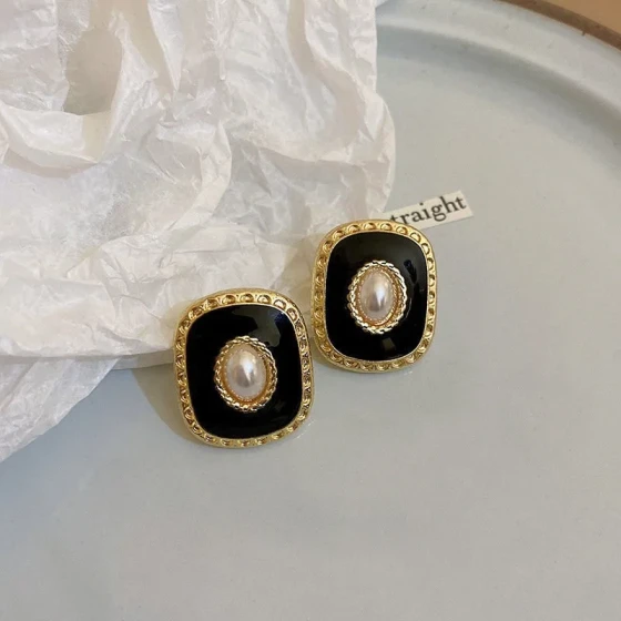 Spring new French vintage square pearl earrings, niche design, simple internet celebrity stud earrings for women