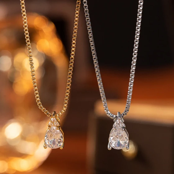 Elegant and fashionable five-prong zircon necklace, unique and simple claw chain silver pendant collarbone chain with a high-end feel