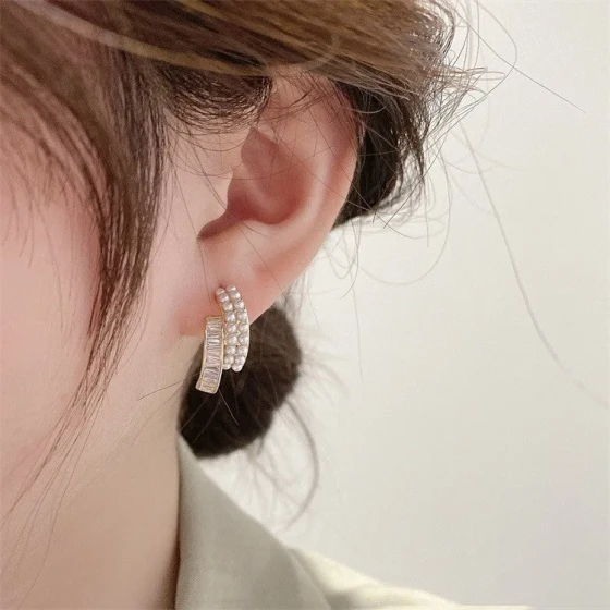 Diamond-studded double-layer pearl earrings, new trendy niche design earrings for women, simple and minimalist style, popular online