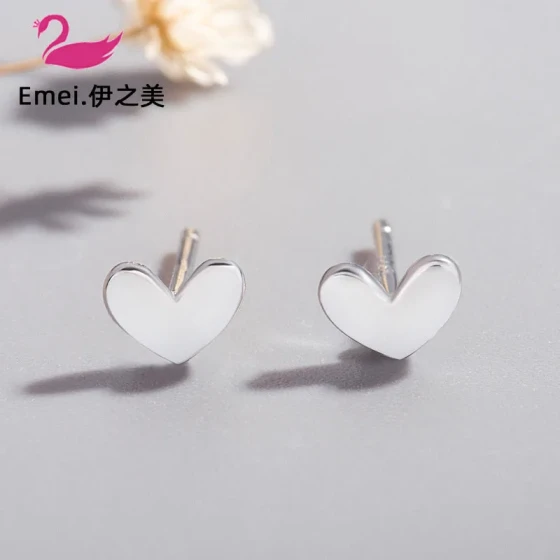 Korean-style heart-shaped earrings for women, cute and fashionable silver-plated copper studs, versatile and trendy ear accessories for girls