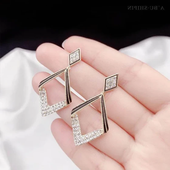 Simple and versatile geometric earrings with diamonds, women's fashion commuter studs, French vintage earrings