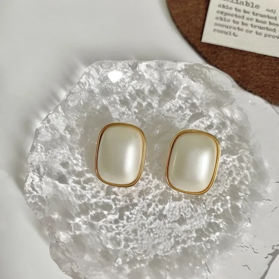 Retro Hong Kong-style niche design square pearl earrings, geometric square shape, simple and elegant, stylish and versatile stud earrings
