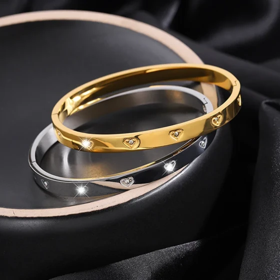 Titanium steel bracelet Heart-Shaped Six-Diamond Stainless Steel Bracelet for Women with a High-End Feel Fashionable European and American non-fading bracelet