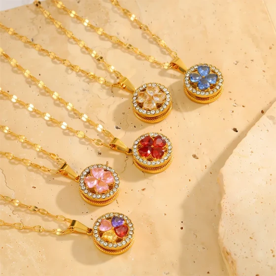 Titanium steel necklace for women with rotatable flowers, light luxury round diamond-encrusted four-leaf clover, fashionable and versatile clavicle chain accessory
