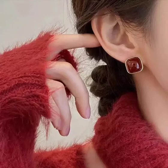 （Caramel Dream）Burgundy clip-on earrings for women without pierced ears, vintage Hong Kong style, simple square versatile geometric design