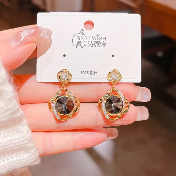 Elegant, luxurious, versatile, exquisite, simple, fashionable, and unique earrings for women, new model stud earrings