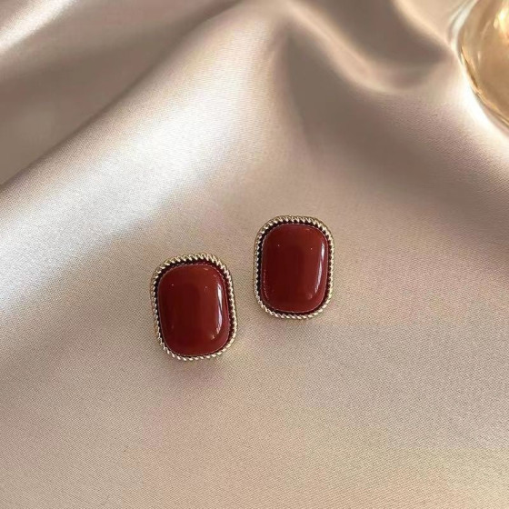 New Fashionable Light Luxury Red Earrings Special-interest design ins Elegant vintage-style earrings that are versatile and stylish