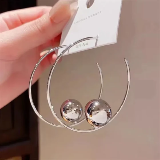 Fashionable European and American niche design internet celebrity metal large hoop earrings, new stylish hoop earrings with a high-end feel for women
