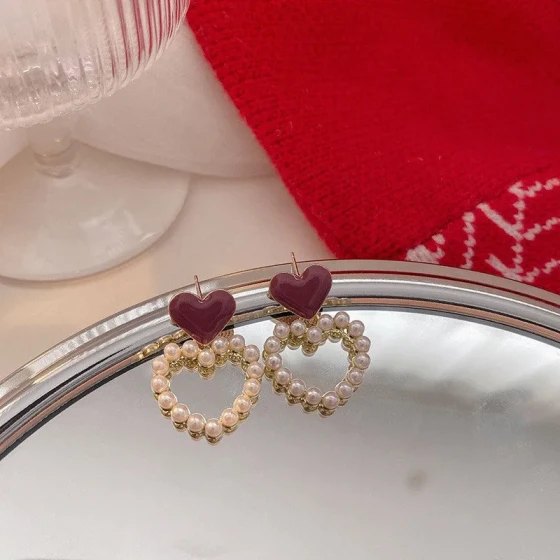 Retro Hong Kong-style red heart-shaped pearl earrings for women, new light luxury high-end earrings with a unique and niche personality