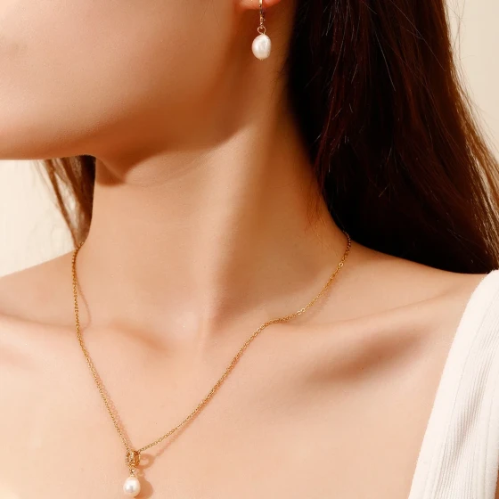 Jewelry set: fashionable and luxurious pearl necklace and earrings two-piece set, niche design with a sense of sophistication