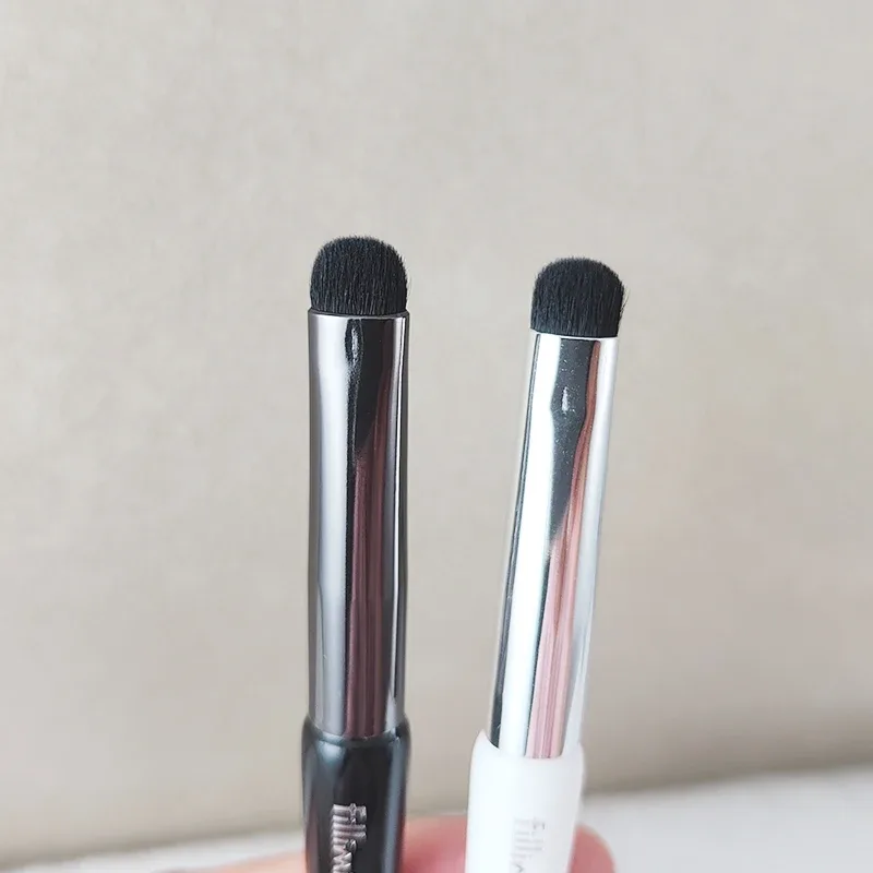 1pc Lipstick Blending Makeup brushes Precision Eyeshadow Make up brush domed small portable Lip Brush with case 931 synthetic ha — image 4