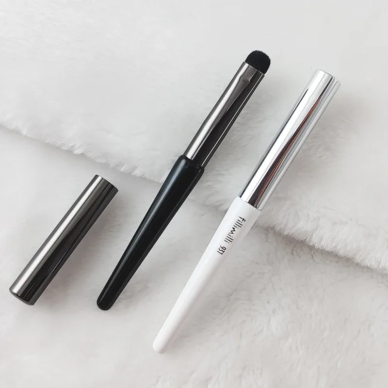 1pc Lipstick Blending Makeup brushes Precision Eyeshadow Make up brush domed small portable Lip Brush with case 931 synthetic ha — image 3