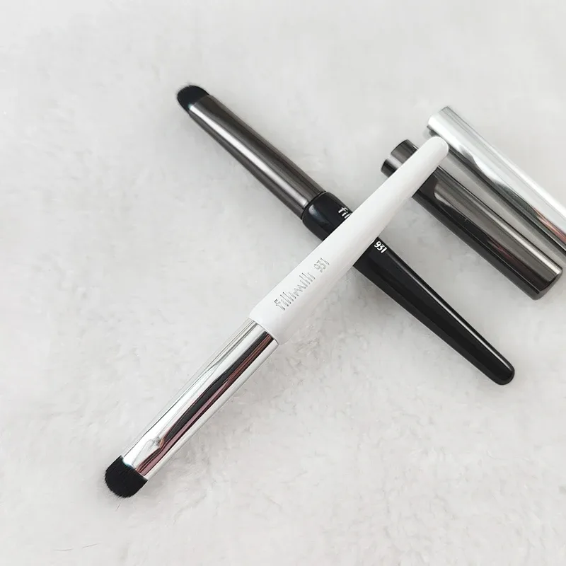 1pc Lipstick Blending Makeup brushes Precision Eyeshadow Make up brush domed small portable Lip Brush with case 931 synthetic ha — image 6